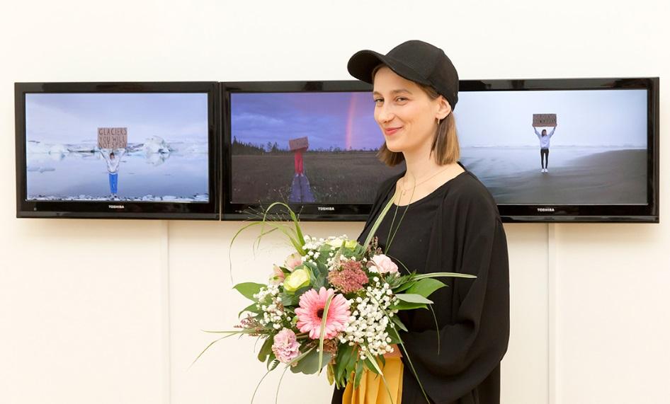 Hän on opiskellut Lontoossa myös Central Saint Martins College of Art and Design -taidekoulussa (2008, BA, Hons) ja suorittanut opintoja University of East London -yliopistossa (2005, Certificate of