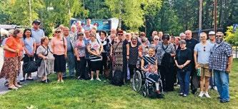 Päivä oli helteinen ja saaristomaisemat upeita. Yhdistys rantautui Jannen saluunaan ja söi siellä maakunnan kuulua herkullista lohisoppaa.