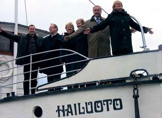 Hailuoto-laivan kannella ovat presidentti Arto Marttila, PDG Heikki Marttila, lady Pirjo Tieksola, lady Irja-Liisa Marttila, PID Harri Ala-Kulju ja lady Sirkku Ala-Kulju.