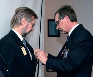 Piirikuvernööri Eino Jakkula jakoi myös kokouksen aluksi kansainvälisen Lions järjestön myöntämät Medal of Merit kunniamerkit IPDG Jouko Lampiselle ja PDG Asko
