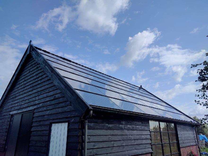 Kattoja varten suunniteltu aurinkopaneeli Valmistimme SOLID-tuoteperheen kattoasennusten vaatimusten mukaan: Turvallisuus Vahvuus Kauneus Elinkaari Vahvempi ja