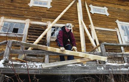 SELKÄ- JA KAULARANKA- VAMMAT Selkä- ja kaularangan murtumat ovat vaarallisia.