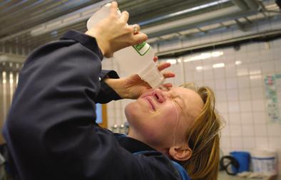 Aseta vahingoittunut selälleen. Toimita potilas lääkärinhoitoon.