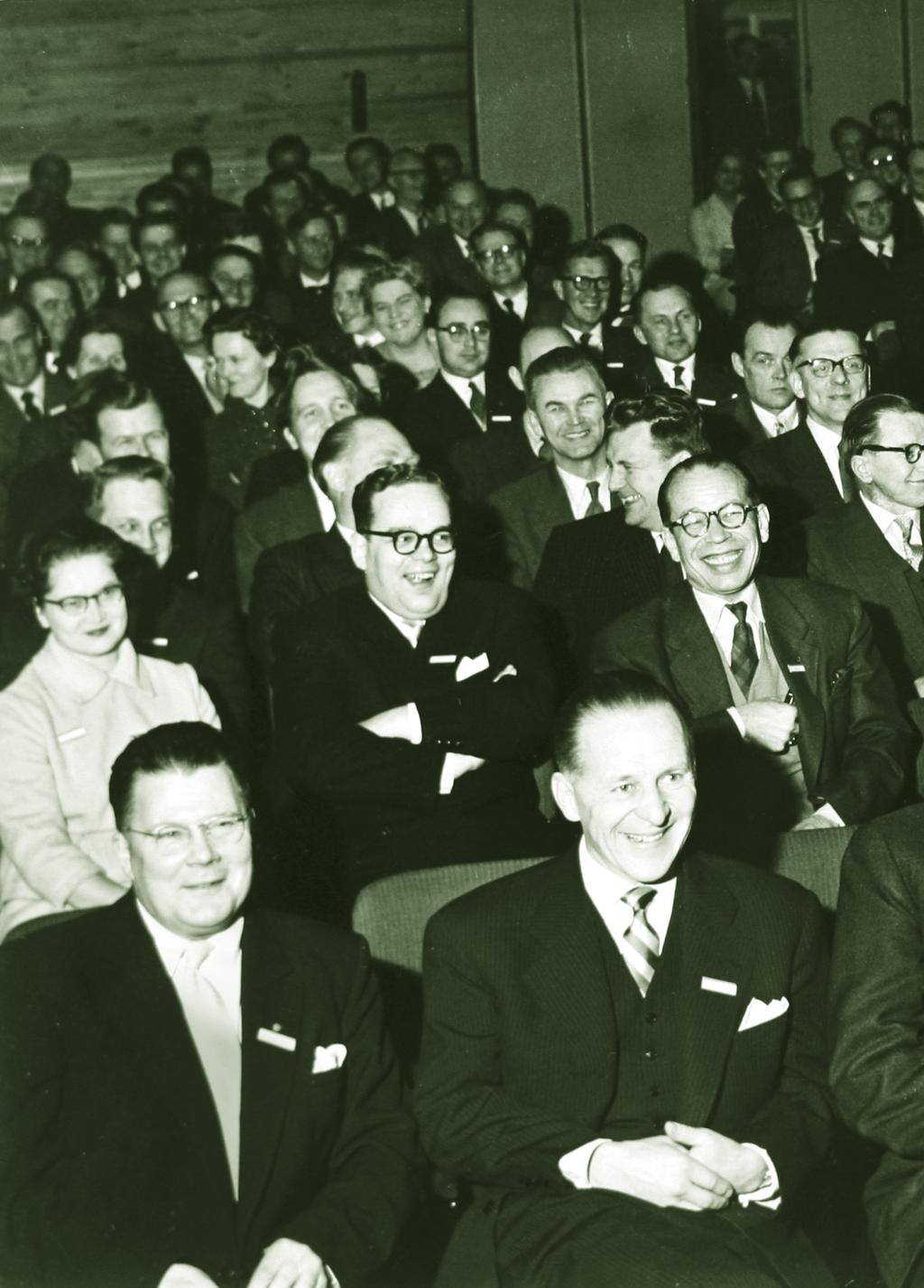 Ammattina viestintä Leif Åberg Ensimmäiset yleiset suhdetoimintakurssit järjestettiin Tiedotusmiesten toimesta vuonna 1956. Mukana oli runsaasti muitakin osallistujia kuin Tiedotusmiehet ry:n jäseniä.