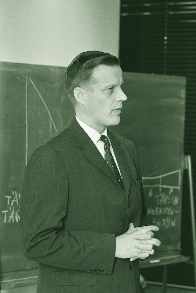 Tutkija Osmo A. Wiio puolustuslaitoksen tiedotustilaisuudessa 23.1.1969. Kuva: martti peltonen / HS / Lehtikuva Teoriaa, tiedettä ja Wiion lait Osmo A. Wiio (s.