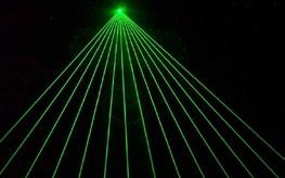 1.3 Luokka 2 Näkyvää säteilyä lähettävät laserlaitteet, jotka ovat turvallisia hetkellisessä altistumisessa myös optisia laitteita käytettäessä mutta jotka voivat aiheuttaa vaaraa, jos säteeseen