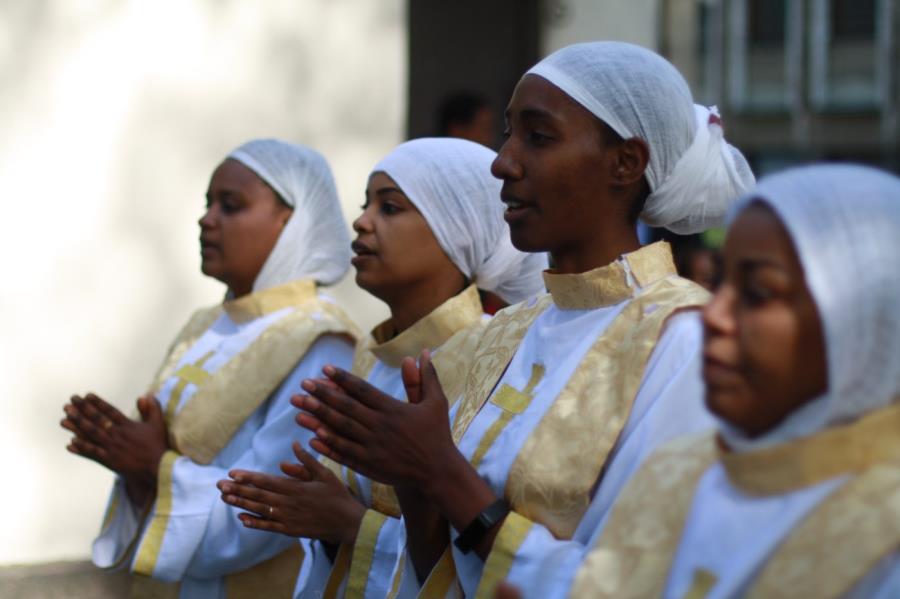 Kotikirkon ruotsin- ja englanninkielisten palvelusten osalta toimintaa tukivat Heliga Lucias Gemenskap ja St. Isaac of Niniveh International Orthodox Community.