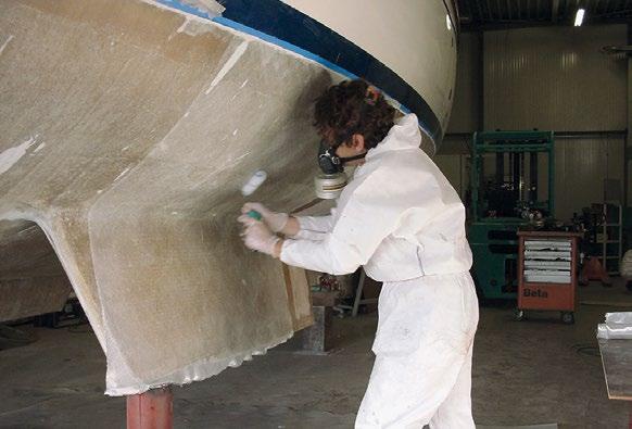 Osmoosivaurioiden syynä voi olla käytetyn gelcoatin laatu, laminaatissa käytetyn lasikuidun ja polyesterihartsin yhdistelmä, tai työtavat veneen valmistuksessa.