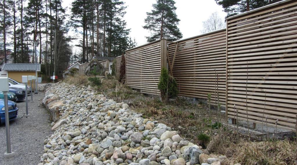 S i v u 17 istutuksille. Suunnitellun pysäköintialueen ja tonttien 13 14 väliin voidaan toteuttaa leveämpi istutusalue. Kuva 10. Kapea alue istutuksille tonttia 12 vasten.