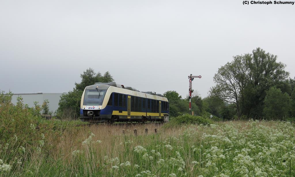 Kuva 3 Bremenin ja Cuxhavenin välinen kiskobussi, tunnin vuoroväli (kuvalla ei julkaisulupaa) Kuva 4 Regional express - juna Hampurin Cuxhavenin välillä, tunnin vuoroväli (kuvalla ei julkaisulupaa)