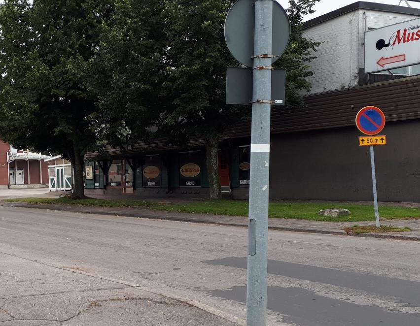 mahdollistamiseksi. Keskustassa suojatiet ovat pääpiirteittäin kohtuullisen esteettömiä.