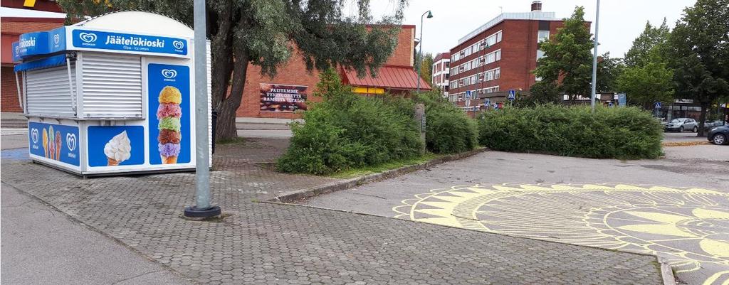 pyörätuolin tai rollaattorin kanssa liikkuvia Keskustan liikerakennukset ovat myös