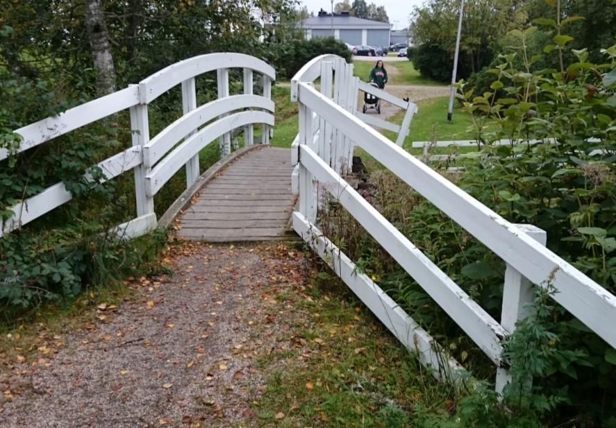 säännöllisin välimatkoin.