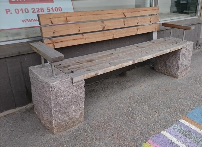 Levähdyspaikan ympäristön on oltava esteetön, jotta penkin käyttö onnistuu myös apuvälineiden kanssa liikkuvalta.