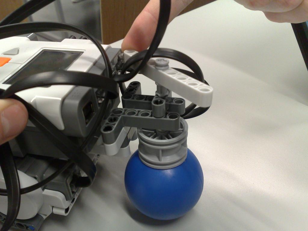 Toinen kuva perästä. Pallo pysyy paikallaan robotin painon ansiosta.
