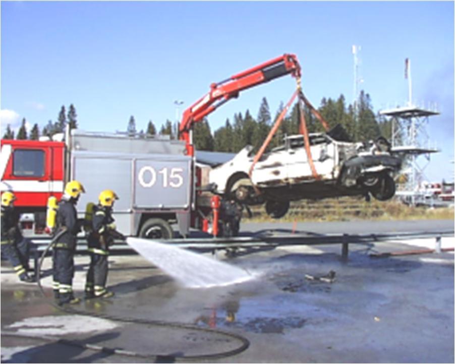 145 15.3 Ajoradan puhdistaminen Kun onnettomuusautot on siirretty ajoradalta, on se puhdistettava muulle liikenteelle turvalliseksi (kuva 103).