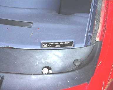 Auton valmistajat tai maahantuojat kiinnittävät autoihin yleensä turvavarusteista kertovia tarroja (kuva 18 ja 19).