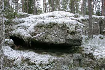 Kallioselänteen lounaispuolella on kalliossa muutaman metrin korkuinen, mutkitteleva kalliojyrkänne, jossa on suuria lippoja ja kallion siirrospintojen alle jääviä pieniä luolia.