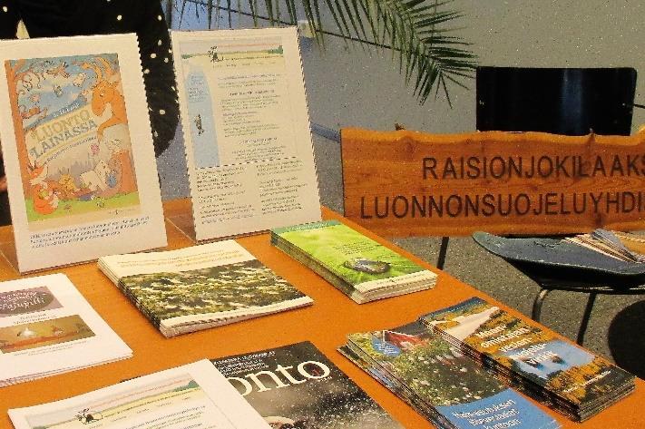 Hyvää luontovuotta 2018! Ilokseni olen huomannut, että luonto taitaa olla tällä hetkellä ja toivottavasti pysyvästikin in. Viime vuonna juhlittiin itsenäistä Suomea ja samalla Suomen luontoa. 26.8.2017 nostettiin siniristiliput salkoihin Suomen luonnon kunniaksi, ja Suomesta tuli ensimmäinen maa, jossa luonto sai oman liputuspäivän.