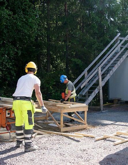 Työsuojeluhallinnon vuosikertomus 2017 16 Työsuojeluviranomaisen myöntämät luvat Lainsäädäntö rajoittaa tiettyjen töiden tekemistä tai teettämistä.