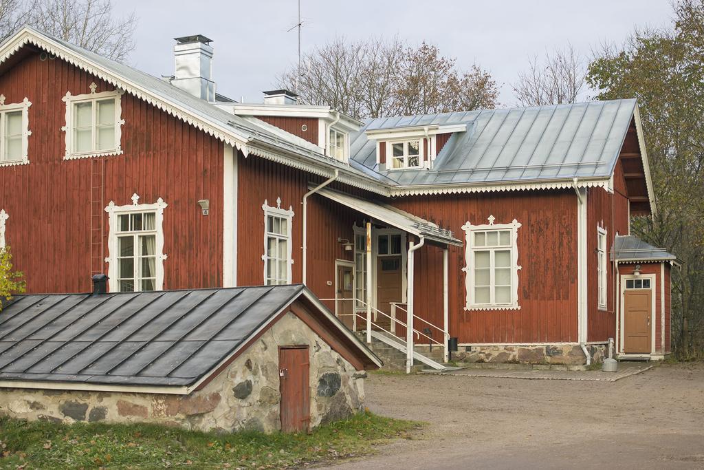 Kuva: Kirsi Alastalo / Lagstadin koulumuseo Lagstadin kansakoulu Espoossa oli koulukäytössä vielä kevätlukukaudella 1954. Maaseudulla lapsilla oli pitkät koulumatkat.