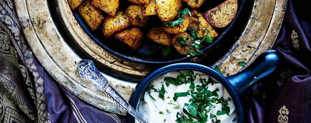 PAAHDETTUJA PERUNOITA JALFREZI JA MINTTUKASTIKETTA BUTTER CHICKEN Intialaisilla maustetahnoilla on helppo maustaa kasvikset ennen kypsentämistä.