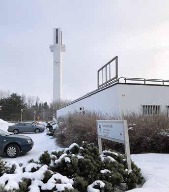 Kaupunginvaltuuston tornimaisen korkeassa istuntosalissa valtuutettujen paikat on sijoitettu säteittäin. Sama sommitelma heijastuu myös julkisivussa.