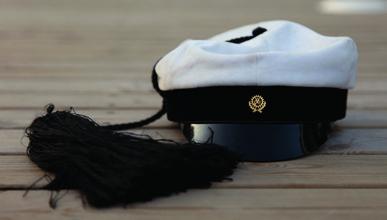 Talvikaudella teekkarilakin käyttämiseen tarvitaan pätevä syy, sekä käyttölupa AYY:n Teekkarijaostolta. pöydissä ja syödään yleensä kolme ruokalajia (alku-, pää- ja jälkiruoka).