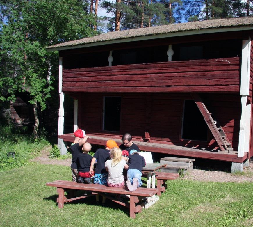 Vuonna 2018 Kulttuurikude-työryhmän puheenjohtajana toimii Minna Eronen, minna.eronen@ylojarvi.fi. Kulttuuripalveluita työryhmässä edustaa kulttuuri- ja markkinointituottaja Annastiina Airaksinen p.