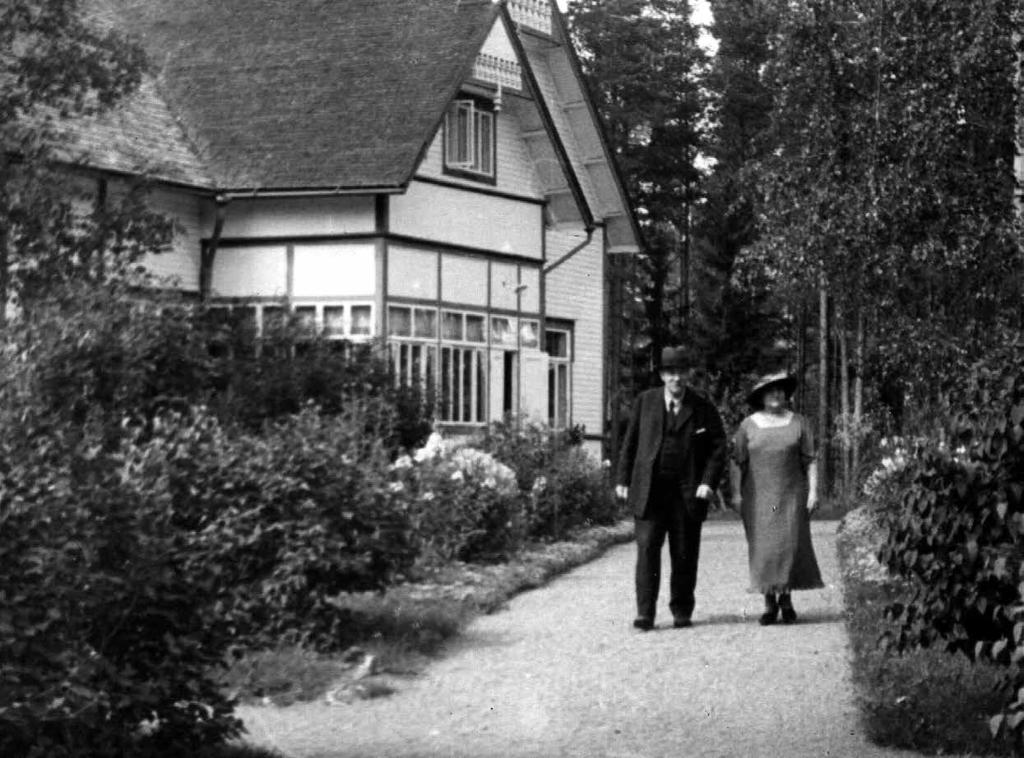 Teksti: Nina Seppä Kuvat: JP Stonemason, Svinhufvudien kotialbumit, Sirkka Svinhufvud Presidentin koti uuteen kukoistukseen vudien aikaan käytävien halkoma koristepuutarha.