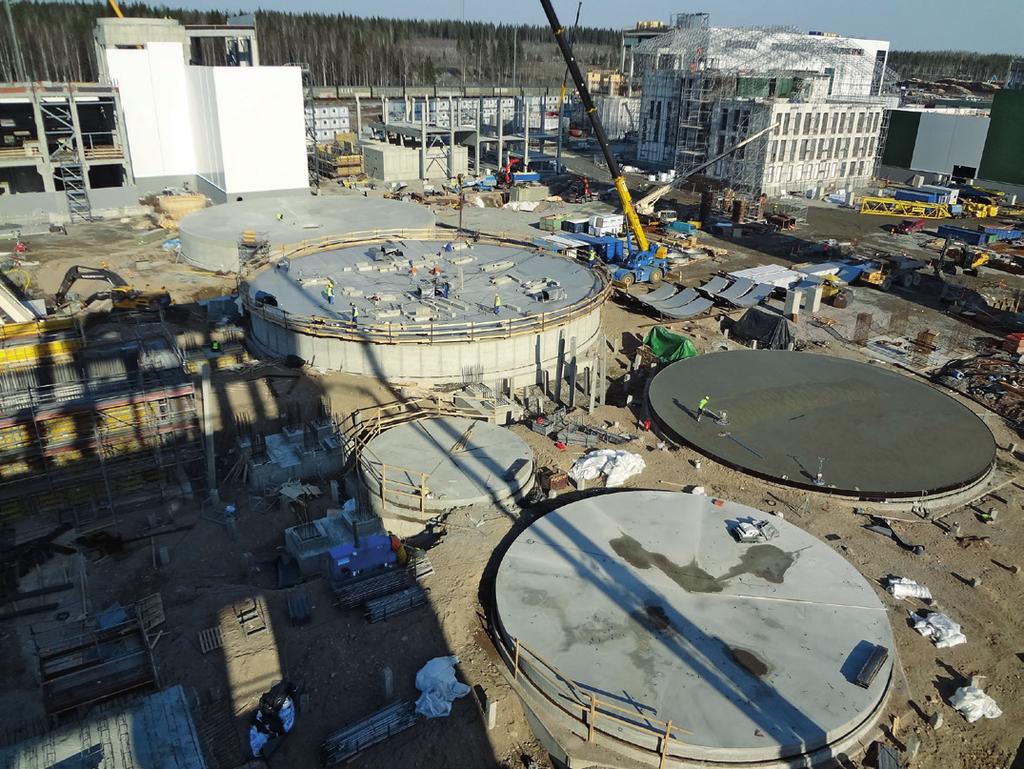 Marko Mäkimartti / Fimpec Oy 10 Liukuvalua tehdään ympärivuorokautisena työnä, jossa muun muassa asennetaan raudoitteita, varauksia ja valuun tulevia osia paikalleen, betonoidaan, nostetaan