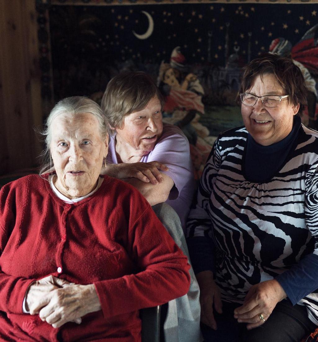 Marjatta, Leena & Helga Me ollaan Helgan omaishoitajia ja sukulaistyttöjä. Toinen Helgan tytär, toinen sisko. Samaa ikäluokkaa ja yhtä elämäniloisia.