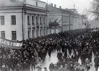 Mielenosoitus kahdeksan tunnin työaikalain puolesta Helsingissä vuonna 1917. toja. Aineistoja järjestettiin yhteensä 11 hyllymetriä. Viljo Lehmuskedon luovuttamat raahelaisten järjestöjen mm.