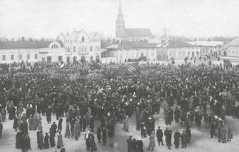 Joukkokokous Porin Kauppatorilla vuonna 1917. Asiakirjakokoelmista tehtyjen tutkijasalitilausten kokonaismäärä oli 527 kappaletta.