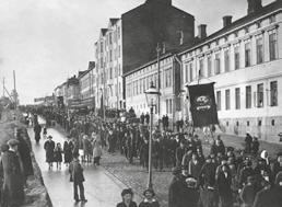 Mielenosoituskulkue Toisella linjalla Helsingissä vuonna 1917. veluun omia kommenttejaan sekä tietojaan kuvista. Arjenhistorian sisältö on selattavissa internetissä myös Finna-palvelun kautta (www.