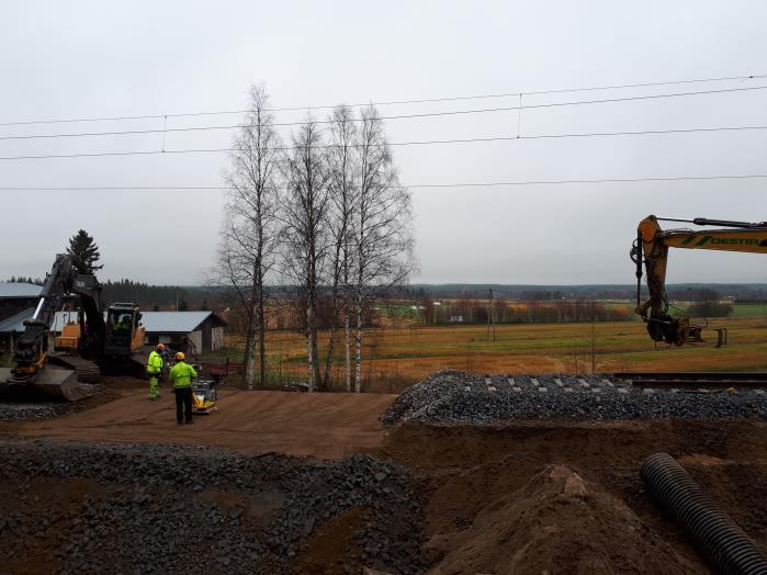 5 ASENTAMINEN 5.1 Perustaminen Kaivannon pohjalle asennettiin suodatinkangas (N4), jonka laidat nostettiin noin metrin verran ylös luiskan laidoille.