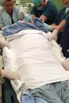 Pinsetti 2/2013 15 ja kiven sijainnin ennen pesua ja peittelyä. Potilas peitellään nefroskopialakanalla, jossa on nesteenkeräyspussi.