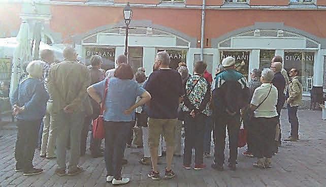 Monelle mukanaolijalle kylläkin ihan uutta tietoa! Ensimmäinen tilaisuus valokuvien ottoon oli vasta Vähätorilla, jota sitten kuvattiinkin oikein olan takaa.