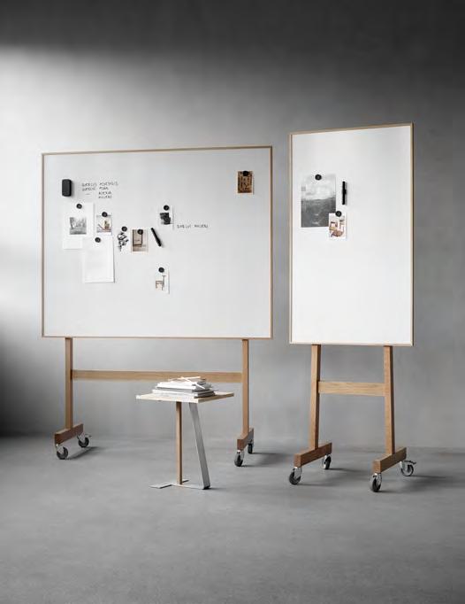 Siirreltävät kirjoitus- ja lehtiötaulut Siirreltävät kirjoitus- ja lehtiötaulut Wood mobile whiteboard Teräsemalipintainen siirreltävä kirjoitustaulu, jonka kehys ja jalusta ovat massiivipuu tammea.