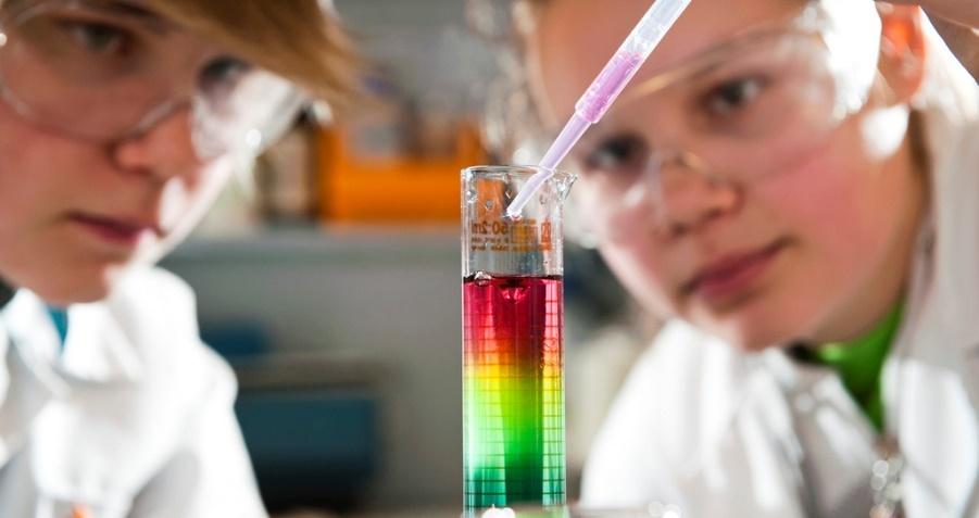 kemiaan opetukseen. Lukuisia tutkimuksia tehdään Kemian opettajankoulutusyksikön opinnäytetöinä, ja tuloksia julkaistaan kansainvälisesti (ks. luku 4).