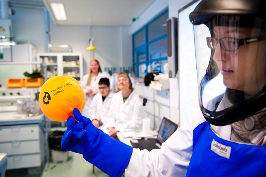 Kuva 21. Nuori tutkija innostamassa lukiolaisia kemian opiskeluun. (Kuvaaja: Veikko Somerpuro) 3.