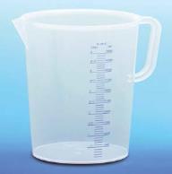 Sekoita toista kerrosta varten tarvittava määrä pohjalaastia värjätyn veden kanssa. Käytä samaa suhdetta kuin ensimmäisellä kerroksella eli 20 kg laastia 4-5 litraa vettä.