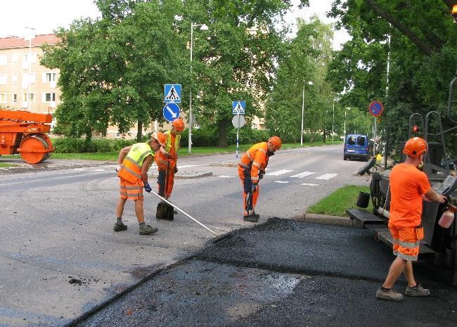 Näin varmistuu että vanhalle päällysteelle jää niin paljon massaa, että kolamies voi muodostaa saumakohdalle patin jolla tiivistettäessä varmistetaan aloitus-sauman tiiviys.