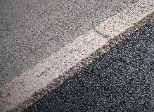 13 Päällysteen ja reunatuen välinen sauma Päällyste levitetään usein erilaisiin reunatukiin asti. Reunatuki voi olla esimerkiksi luonnonkivitai betonireunakivi tai rakennuksen tai muu seinä.