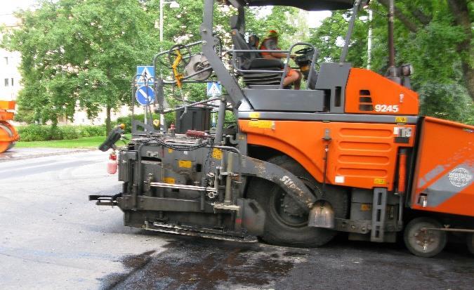 9 Kuormalajittumien välttämiseksi on tärkeää myös levittimen syöttösuppilon laitojen käyttö. Syöttösuppiloa ei saa kesken työn ajaa tyhjäksi ja laitojen turhaa nostoa tulee välttää.