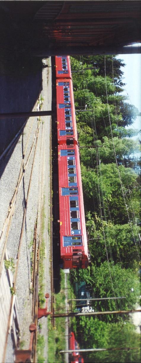 Raitiovaunuilla liikennöidyt nykyiset T-baneosuudet: Holmenkollbanen Nationaltheatret -