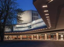 Kuva: Arno de la Chapelle HELSINGIN KAUPUNGINTEATTERI Helsingin Kaupunginteatterin uusittu teatteritalo avattiin 2017 jälleen yleisölle.