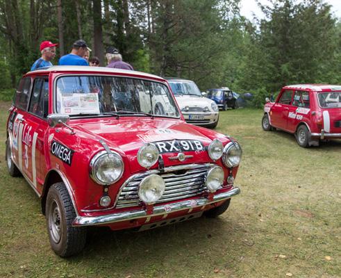 Lisäksi piha-alueet ovat laajat, jotka mahdollistavat majoittumisen sekä asuntovaunuin ja autoin, kuin myös telttaillen.