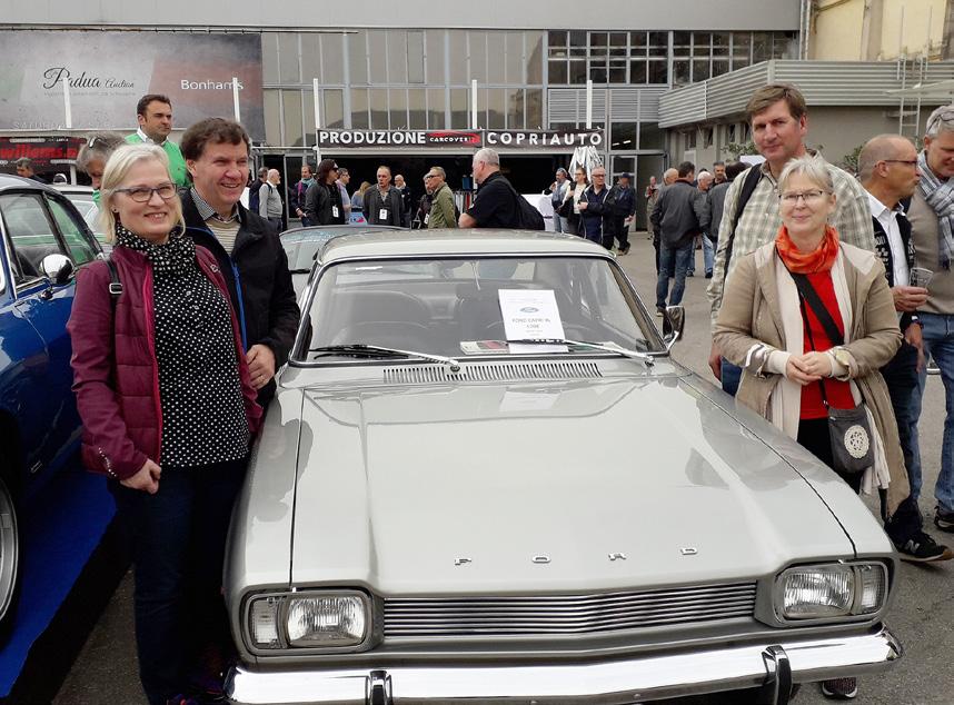 Italiasta löytyi brittiautojakin, mm. Ford Capri 1969. Vasemmalla Kempit, oikealla Lea ja Antti. Mittasuhteet muuttuivat saapuessamme seuraavaan kohteeseemme Vicenzaan.