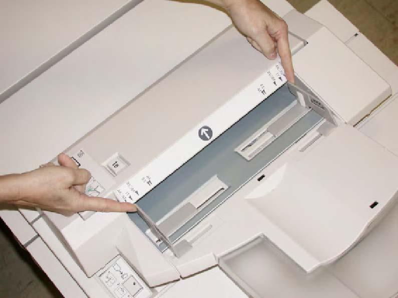 Tavallinen viimeistelylaite ja vihko-viimeistelylaite C-taitto Z-taitto Z-puoliarkkitaitto Paperin ja hakulehtien lisääminen alustalle T1 (liitearkkialusta) 1. Tyhjennä tarvittaessa alusta T1. 2.